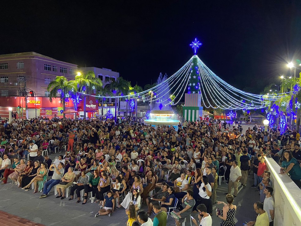 População rio-branquense prestigia Cantata de Natal 2023 em frente ao Palácio Rio Branco — Foto: Richard Lauriano/Rede Amazônica