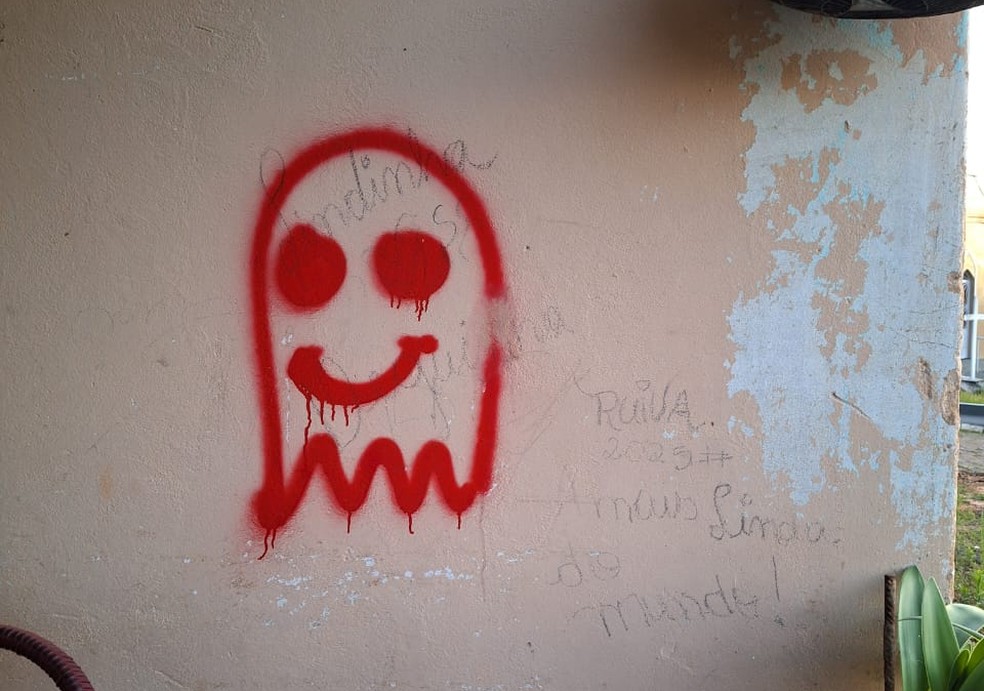 Os alvos também são investigados por pichar com mensagens que fazem alusão à organização criminosa — Foto: Polícia Civil de Mato Grosso