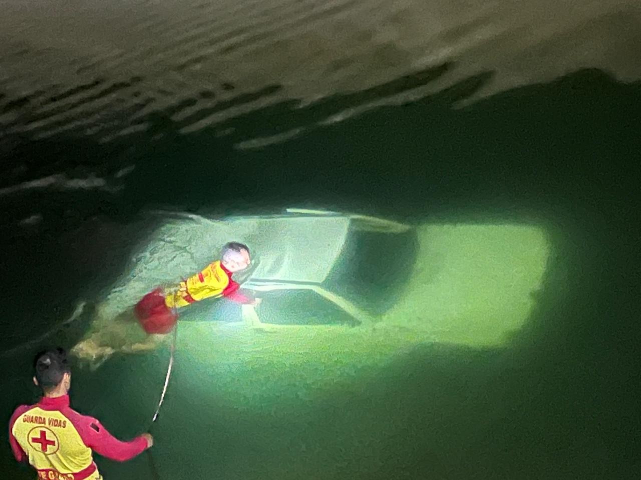 Idoso morre após carro que dirigia cair em canal da transposição do Rio São Francisco, no sertão da PB