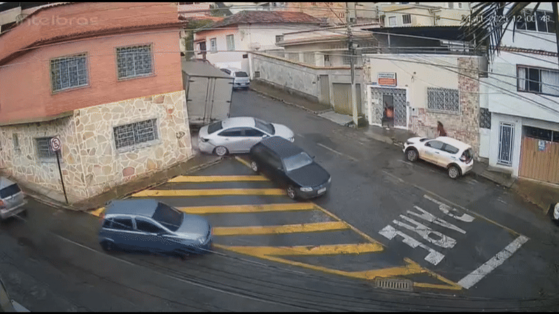 VÍDEO: caminhão desce rua desgovernado, arrasta carros e quebra parede de casa em MG