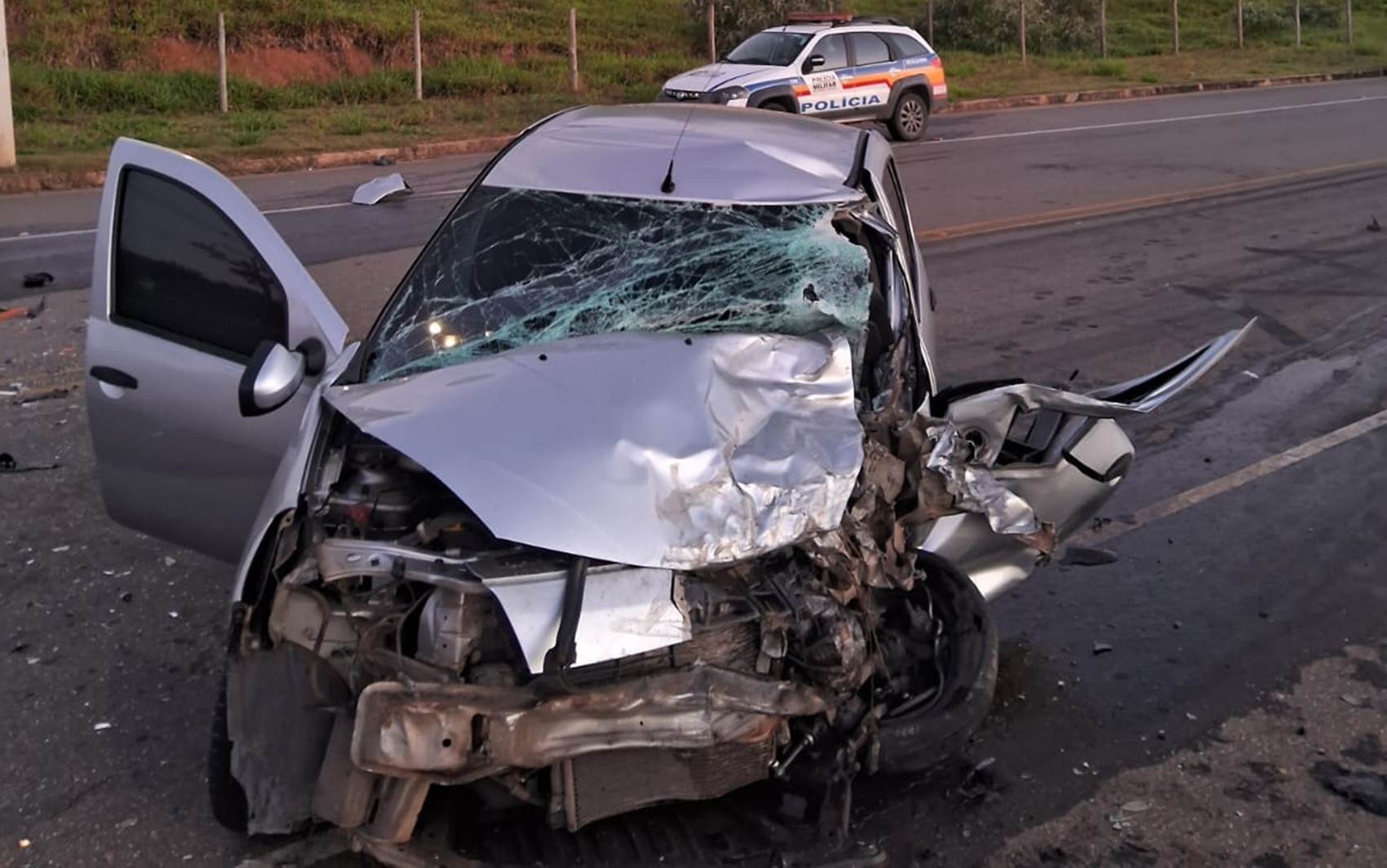 Batida entre carro e carreta deixa motorista de 26 anos ferido em Varginha; veja outros acidentes
