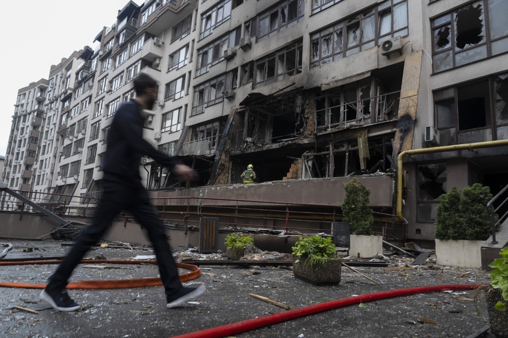 Rússia faz novos ataques à Ucrânia; VÍDEO mostra destruição e enorme nuvem de poeira em estação de metrô em Kiev