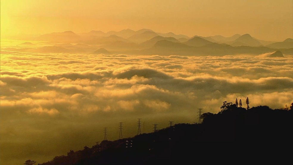 Nevoeiro cobre o céu do centro do Rio — Foto: Reprodução/TV Globo