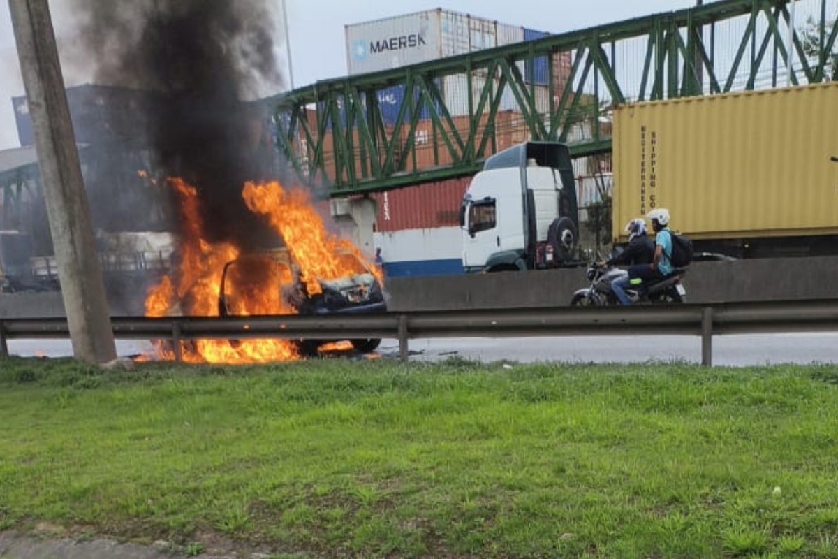 Incêndio destrói carro na Marginal da Rodovia Anchieta, SP
