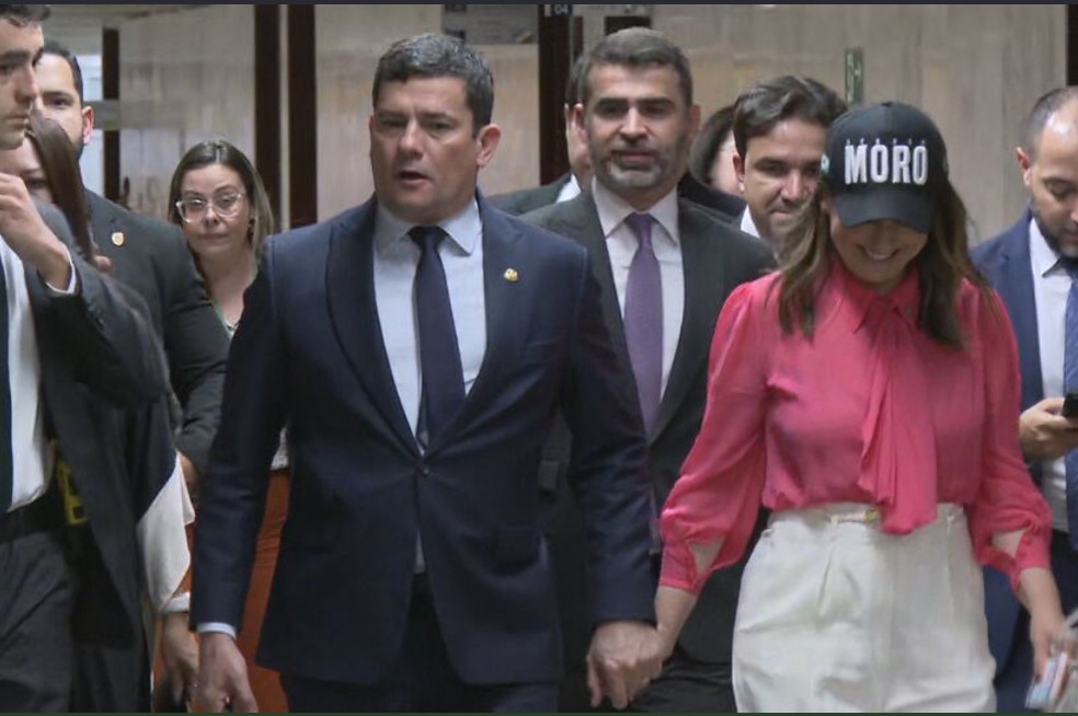Senador Sergio Moro e a deputada Rosangela Moro após decisão do TSE. — Foto: Almir de Queiroz/ TV Globo