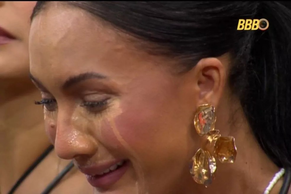 Maxiane chora com saída de Sarah e maquiagem derrete — Foto: Reprodução/TV Globo