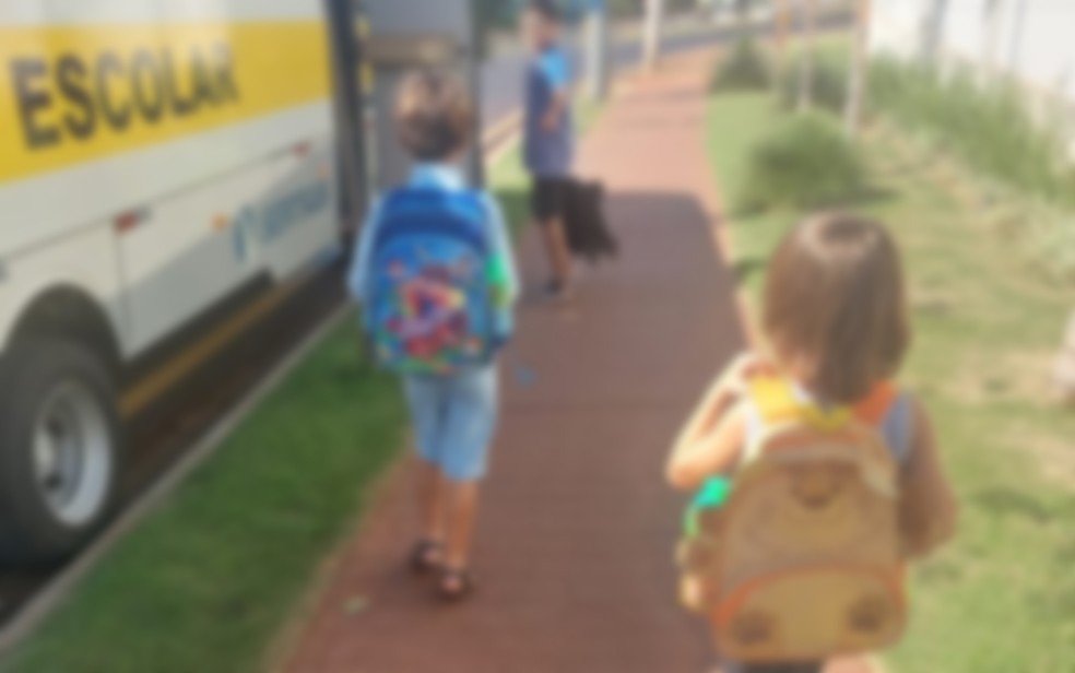 Irmãos, de 6 e 9 anos, a caminho da escola antes das férias escolares em Ribeirão Preto, SP  — Foto: Arquivo pessoal