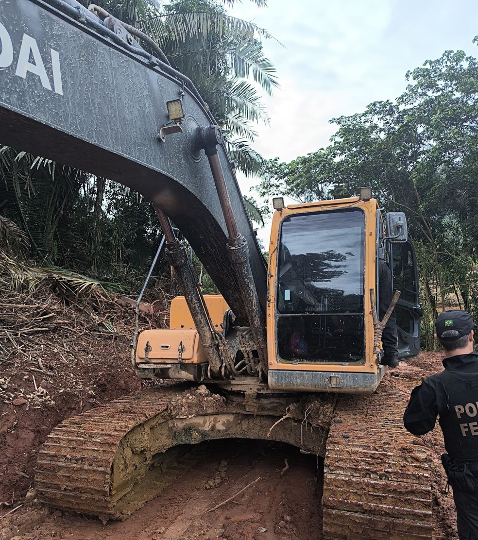 Escavadeira encontrada em garimpo ilegal no Pará — Foto: Reprodução/PF