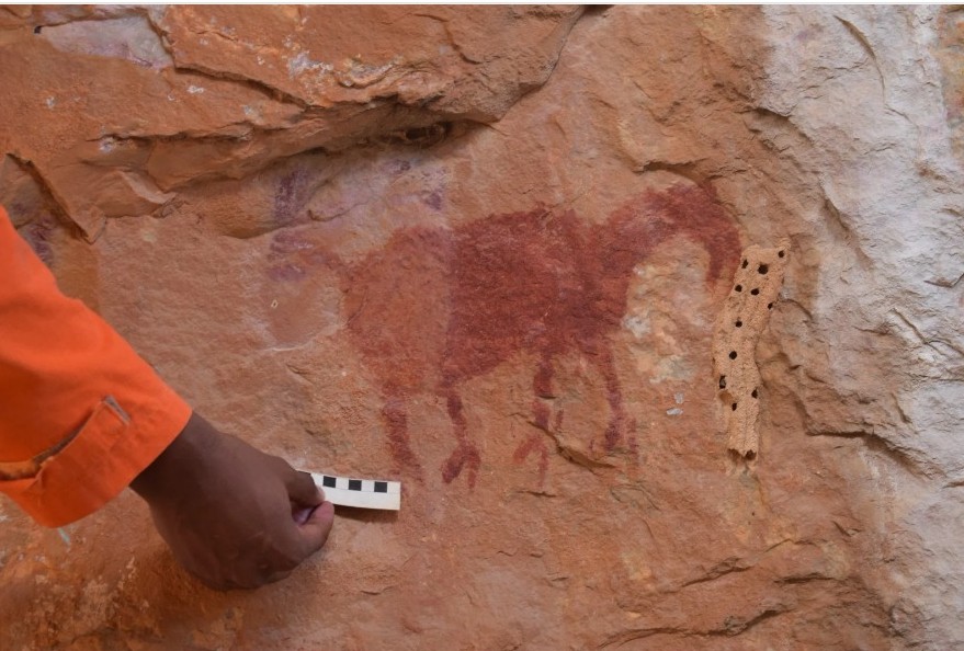 Arqueólogos descobrem pinturas pré-históricas em paredões de pedra no oeste da Bahia