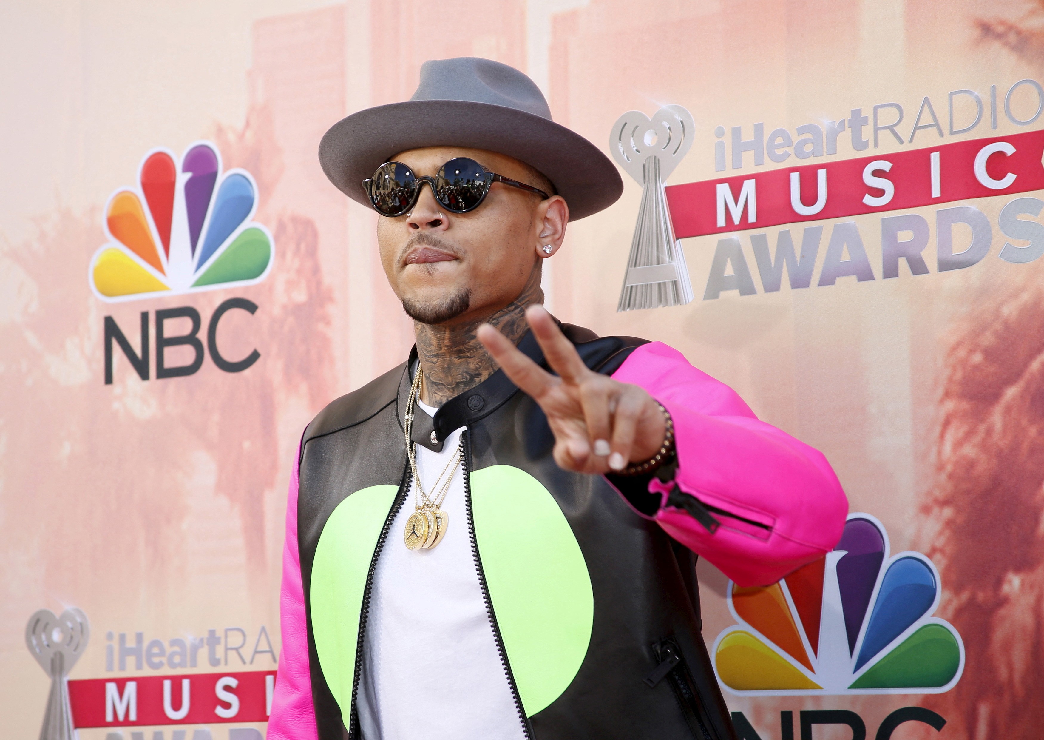 Chris Brown é mantido em custódia após prisão e acusado de lesão corporal grave 