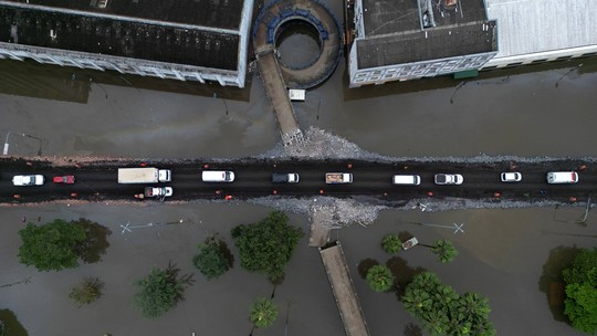 RS tem novos alertas de inunda&ccedil;&atilde;o, Gua&iacute;ba volta a 5 metros e Porto Alegre monta barricadas - Foto: (Diego Vara/Reuters)