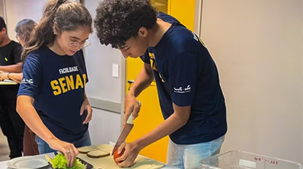 Com duração de dois anos, curso prepara profissionais para atuar em cozinhas, liderar equipes e abrir o próprio negócio. — Foto: Assessoria