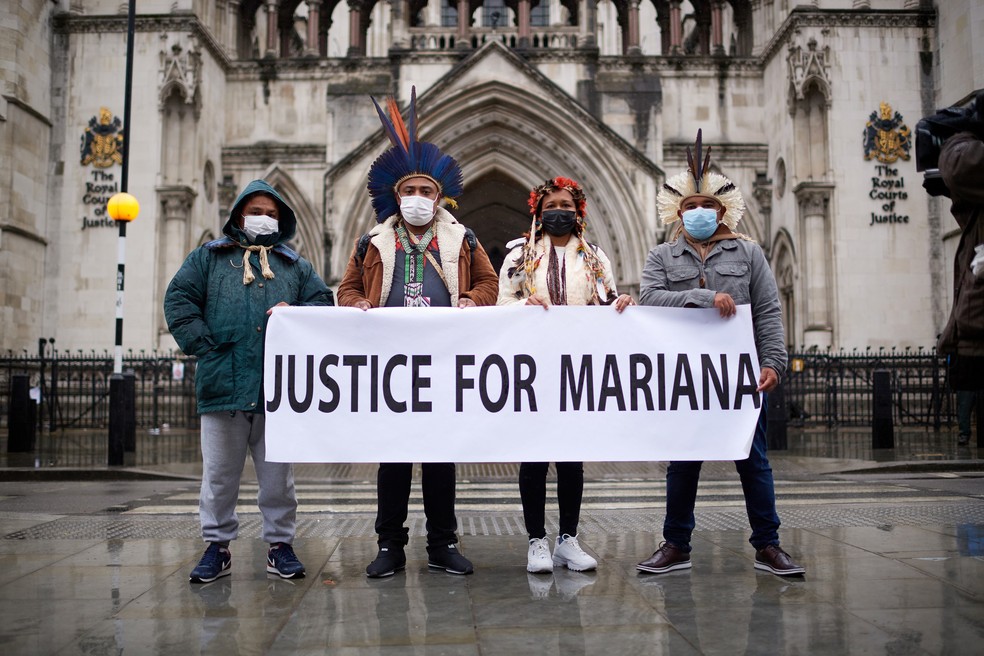 Representantes da comunidade indígena dos Krenak, atingidos pela tragédia da Samarco em Mariana, em Londres — Foto: Divulgação/Matthew Pover 