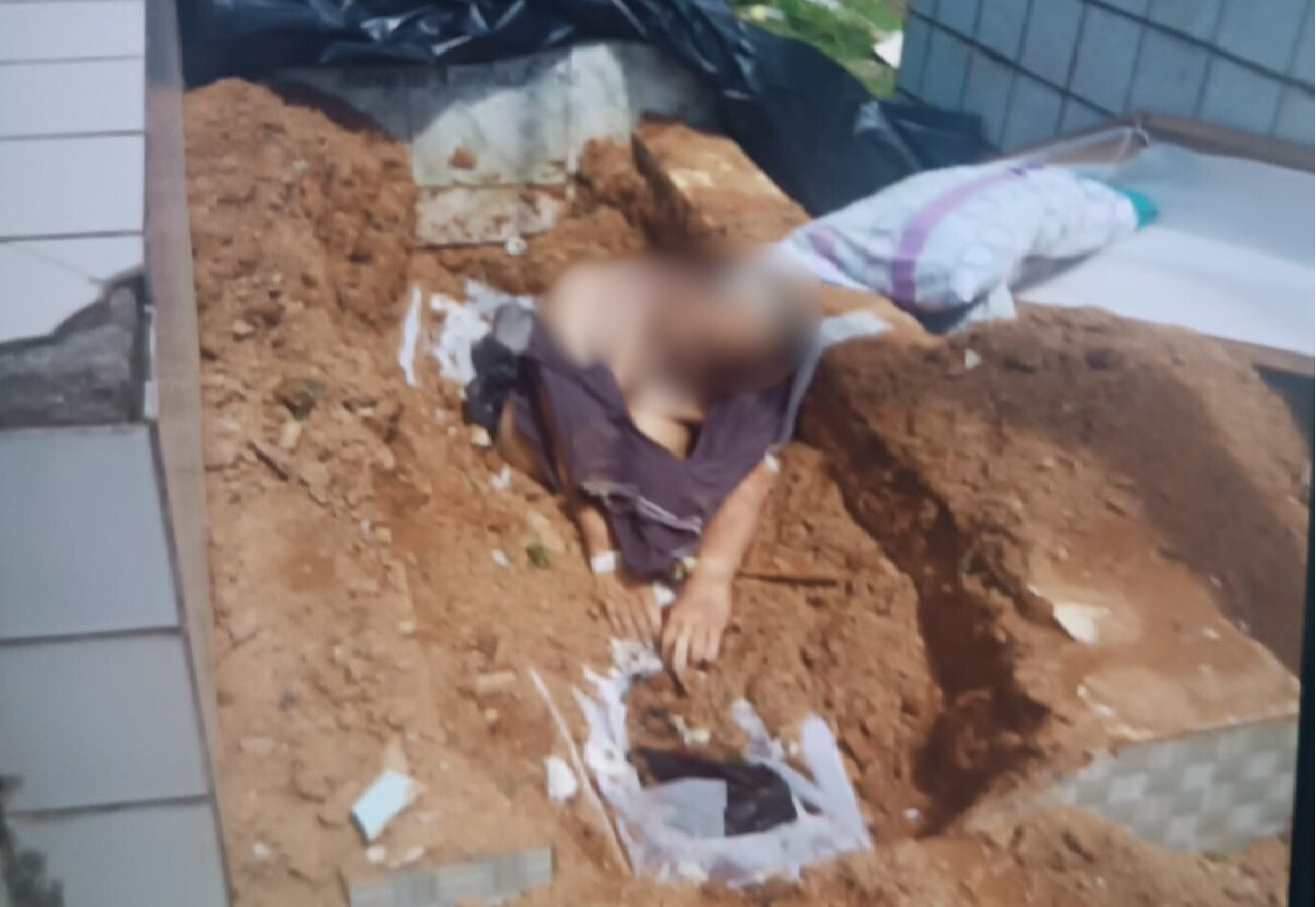Corpo é encontrado sentado fora de sepultura violada em cemitério do Grande Recife 