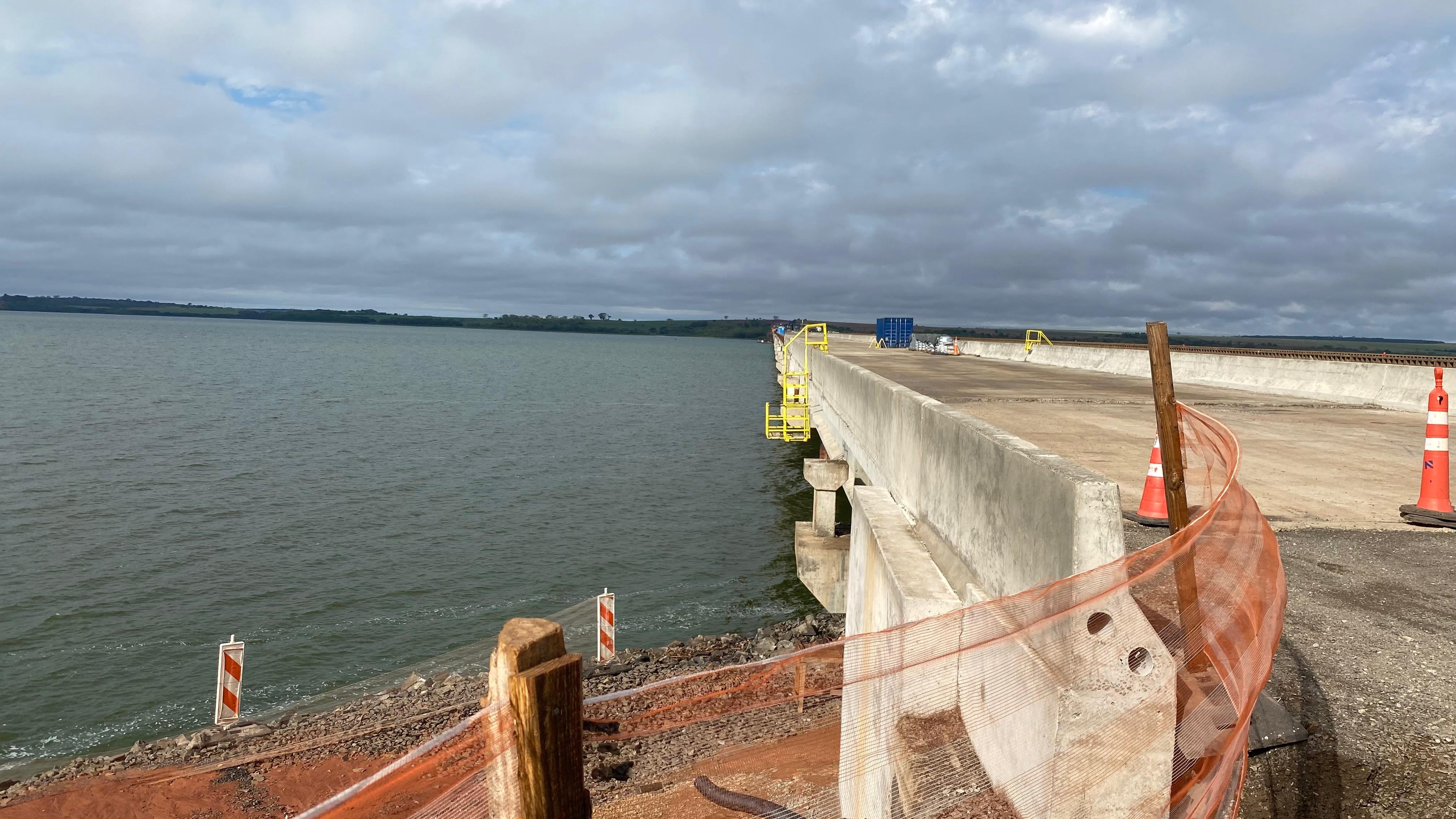 Bombeiros retomam buscas por trabalhador que caiu no Rio Tietê após estrutura metálica ceder
