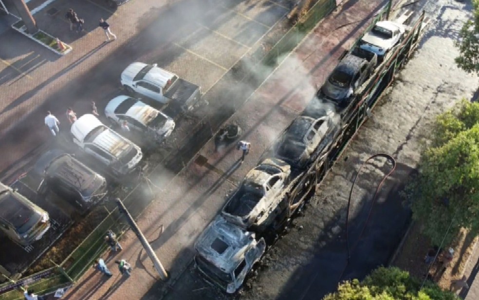 Carro fica destruído após cair de caminhão-cegonha que entalou em