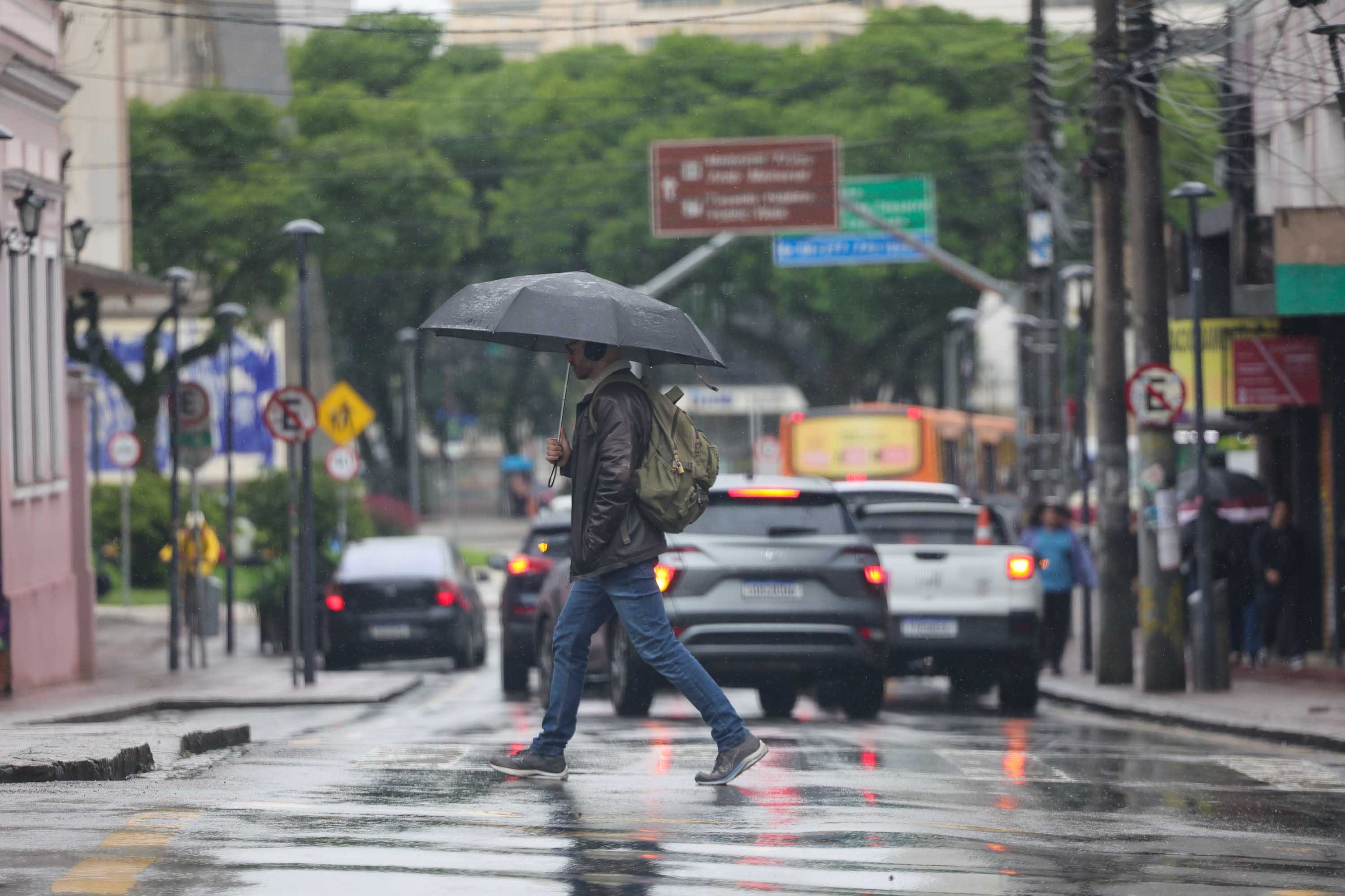 Veja quais são as 76 cidades que ficaram de fora do alerta de tempestade no Paraná