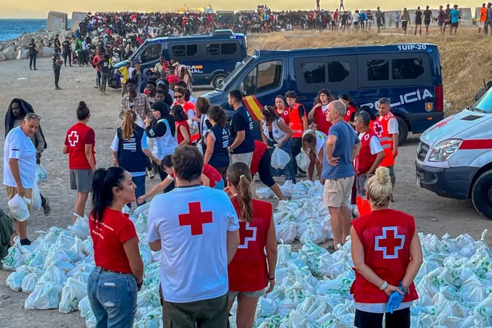 As autoridades de Ceuta dizem que há uma emergência humanitária diante da chegada à cidade de milhares de pessoas em apenas alguns dias — Foto: EPA