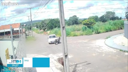 Manobra perigosa termina em acidente entre moto e carro em Palmas; veja