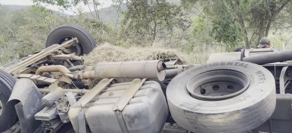 Um caminhão carregado com abacaxi também tombou, mas desta vez na Serra do Mutum, na BR-116, no trecho de Jaguaquara — Foto: Reprodução/TV Sudoeste
