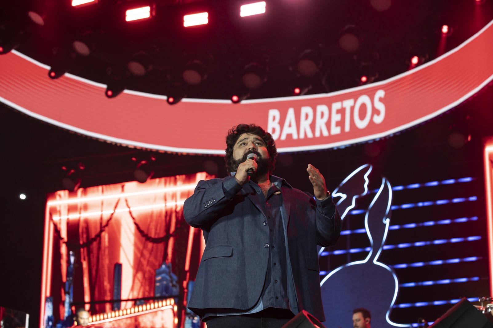 Aos 9 anos, filha de Fabiano encanta arena em Barretos em show do pai