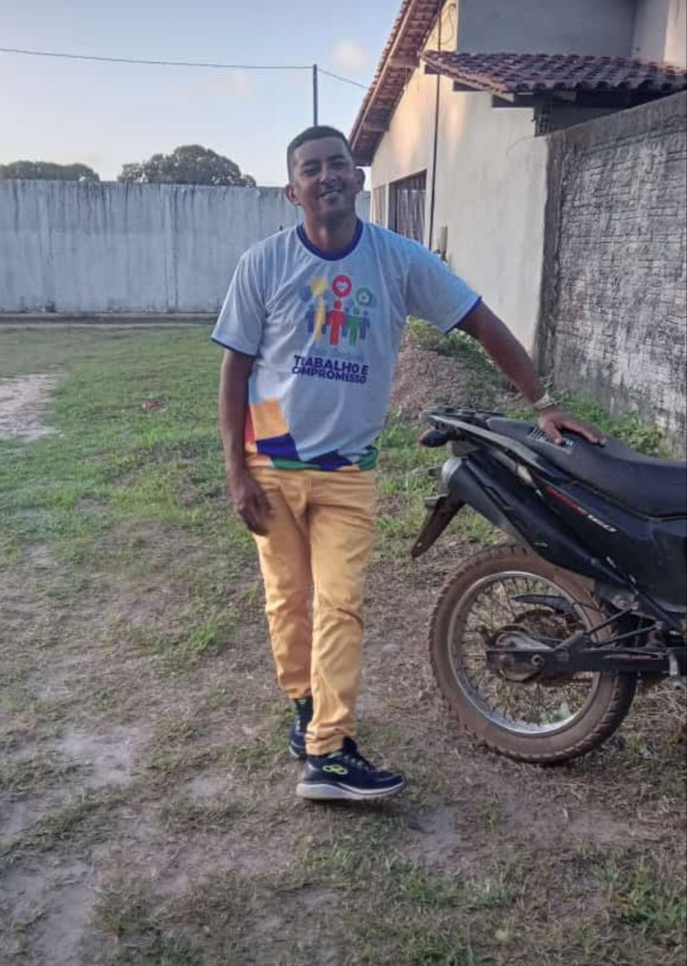 A pessoa no caixão é o senhor Alex dos Santos Oliveira, de 44 anos, que morreu no domingo (2), vítima de aneurisma cerebral. — Foto: Arquivo pessoal