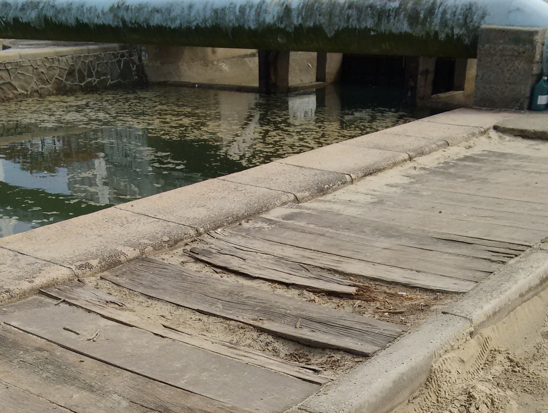Moradores reclamam de passarela danificada na praia de Santos, SP