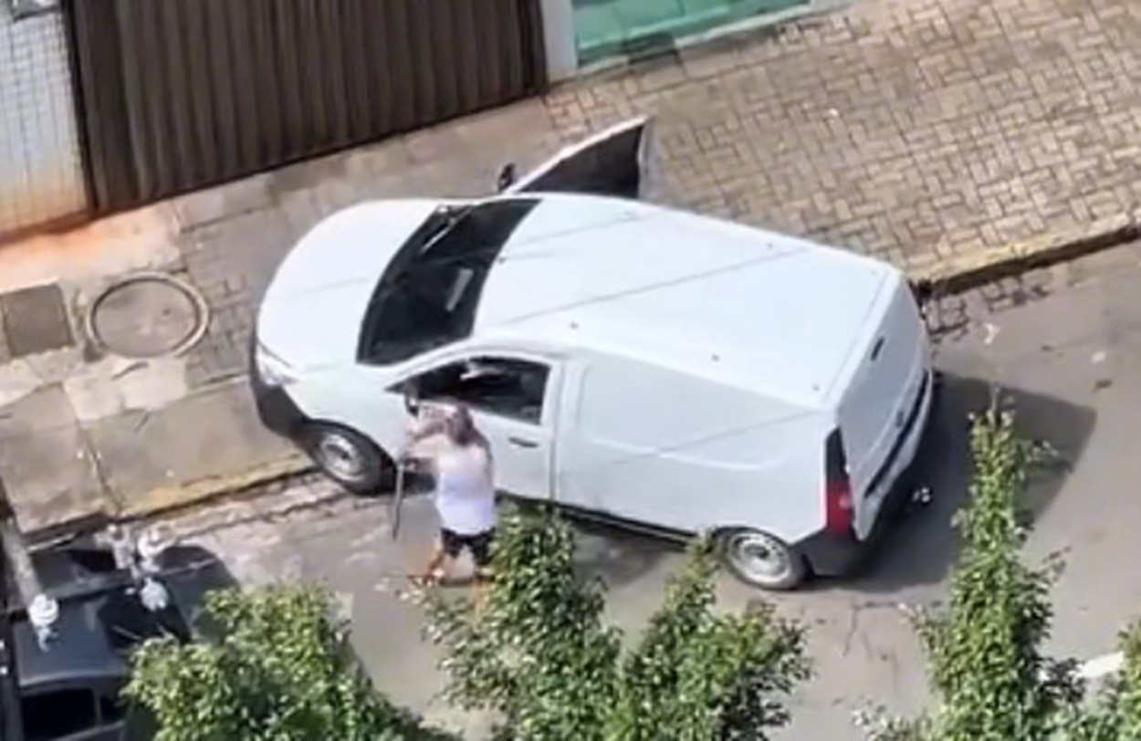 Briga de trânsito termina em atropelamento, golpes de barrote e motorista atingido por pedrada na cabeça; VÍDEO