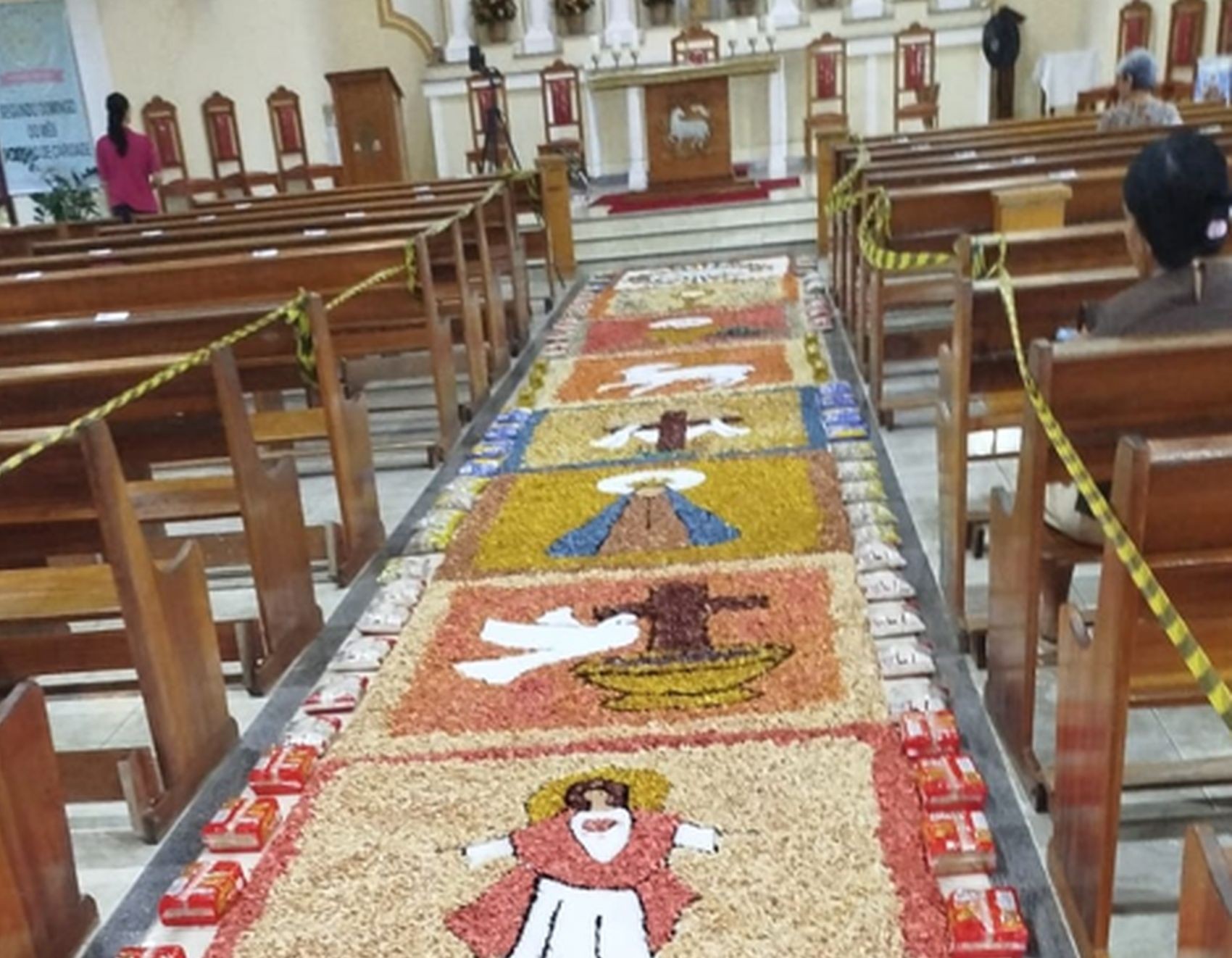 Tradicionais tapetes de Corpus Christi são montados por católicos em Sergipe