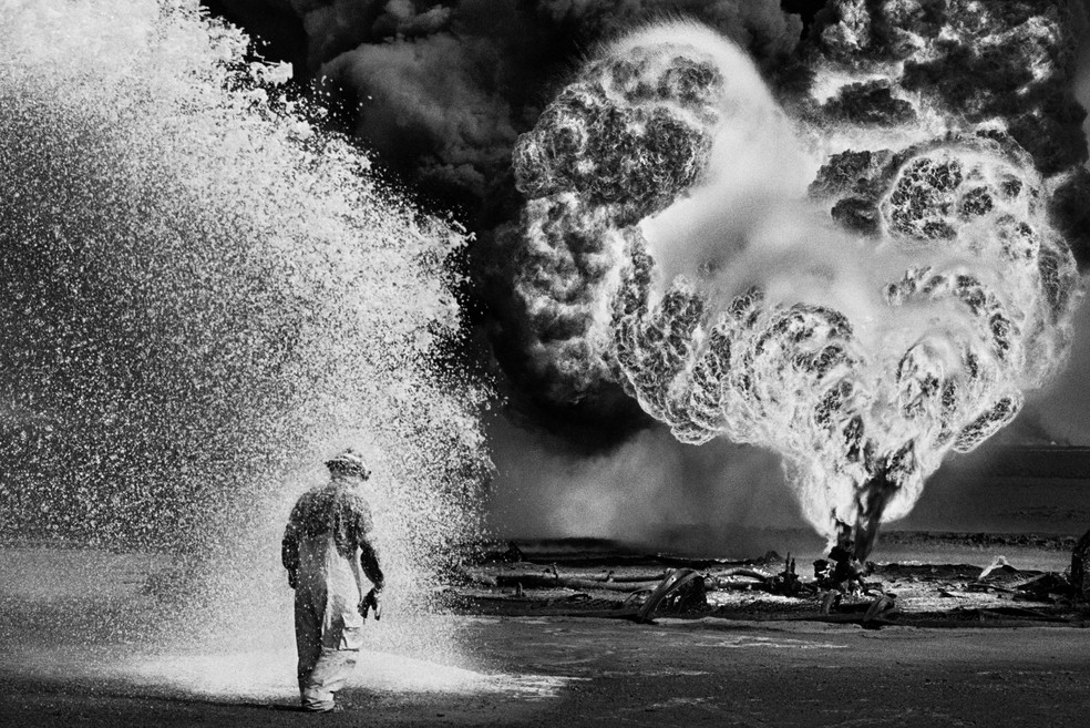 Foto fez parte da exposição "Kuwait, um deserto em chamas". — Foto: Sebastião Salgado/ Divulgação