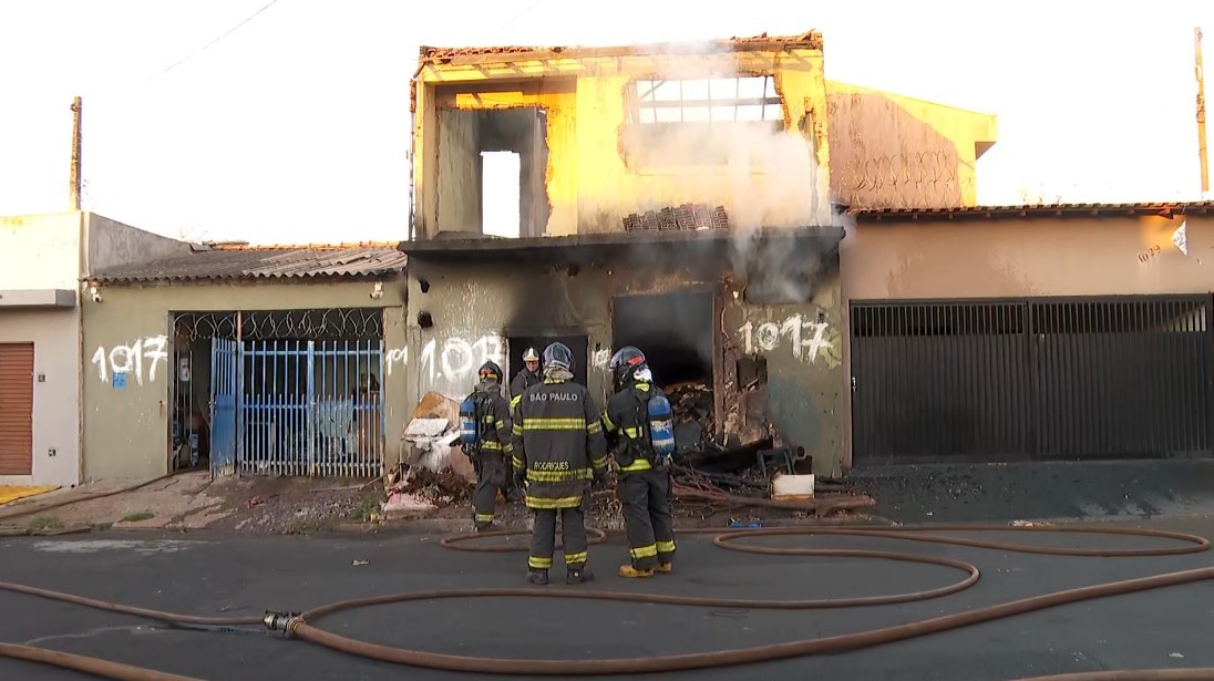 Casa pode desabar após ser destruída por incêndio, em Ribeirão Preto, dizem bombeiros