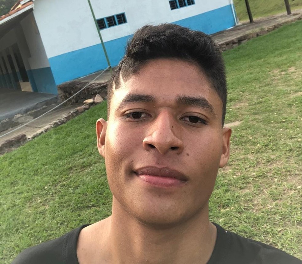 Fabrício Ramos da Silva, de 21 anos, foi esfaqueado e morto com golpes de garrafa  — Foto: Arquivo pessoal