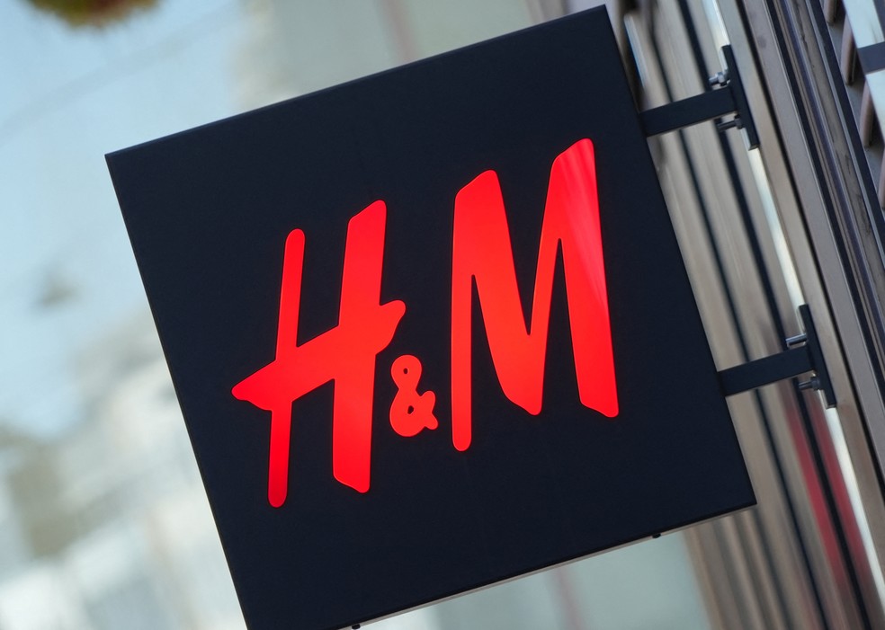Logotipo da H&M é exibido na fachada de uma loja em Estocolmo, na Suécia. — Foto: REUTERS/Tom Little