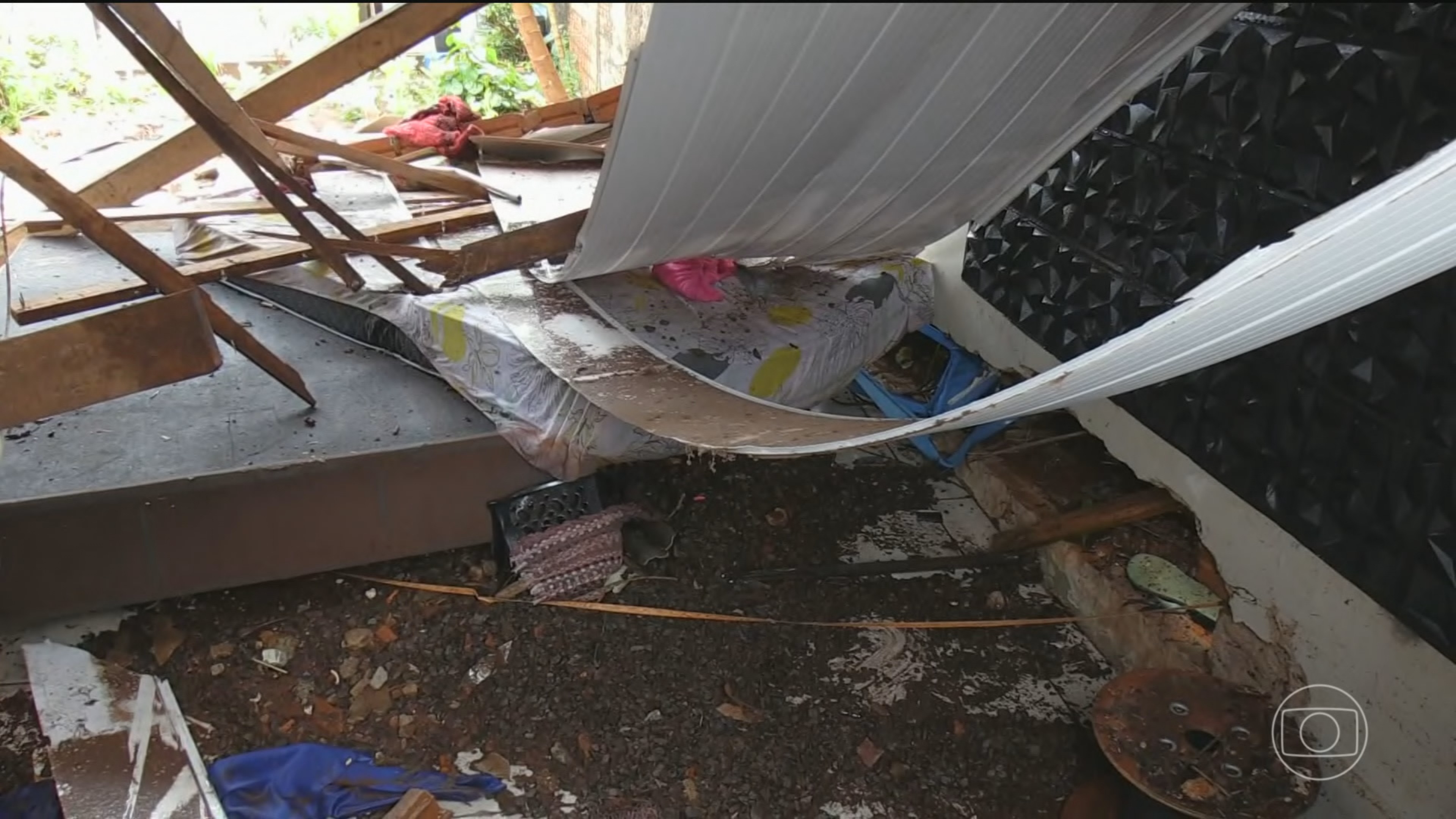 Em Cascavel, mulher escapa pela janela após ter casa invadida pela água: 'Consegui salvar minha vida'