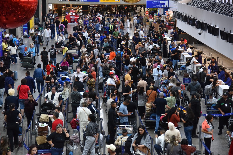 Aeroporto Internacional de Guarulhos tem voos cancelados e operação afetada devido aos efeitos do ciclone extratropical, nesta quinta feira (11). Na foto fila de passageiros aguardando. — Foto: Roberto Casimiro/Fotoarena/Estadão Conteúdo