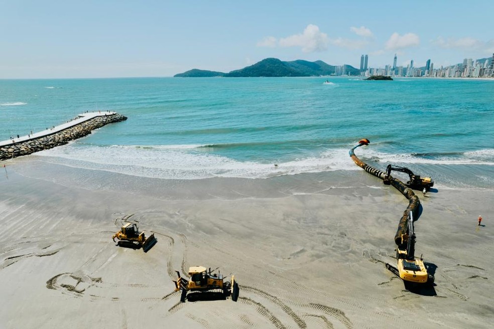 Linha submersa de 2 quilômetros que trazia a areia de uma draga até a praia de Balneário Camboriú. — Foto: Prefeitura de BC/Divulgação