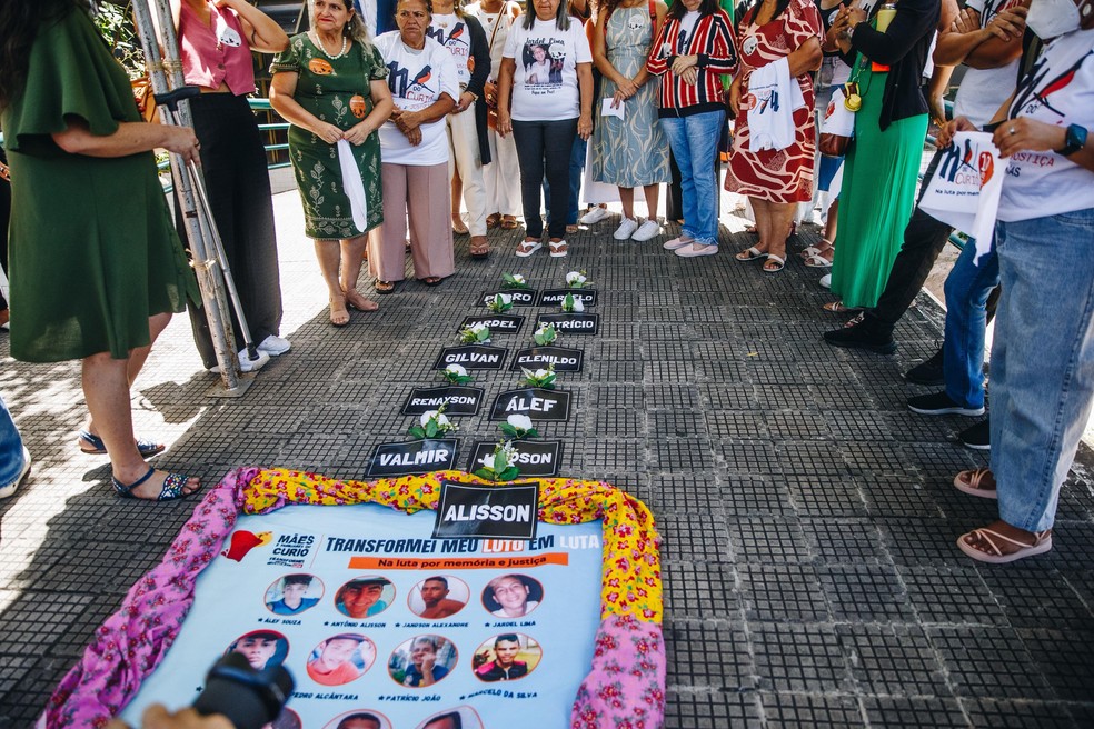 Moivmento Mães do Curió fez ato do lado de fora do fórum em lembrança das vítimas da chacina — Foto: Ismael Soares/SVM