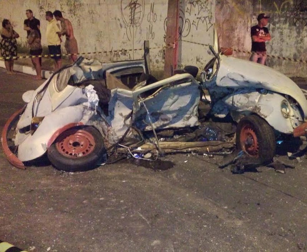 Carro atingido por motorista embriagado em Teresina. Dois irmãos morreram e um jovem ficou gravemente ferido. — Foto: Moana Almeida/Arquivo Pessoal