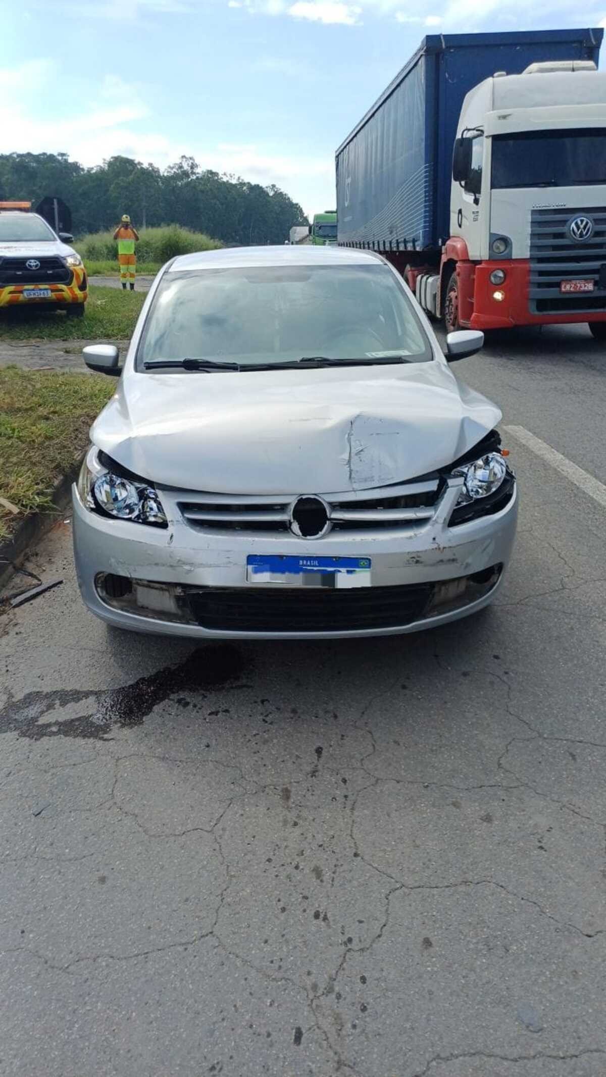 Motorista sem CNH bate contra carreta na Via Dutra, em Itatiaia