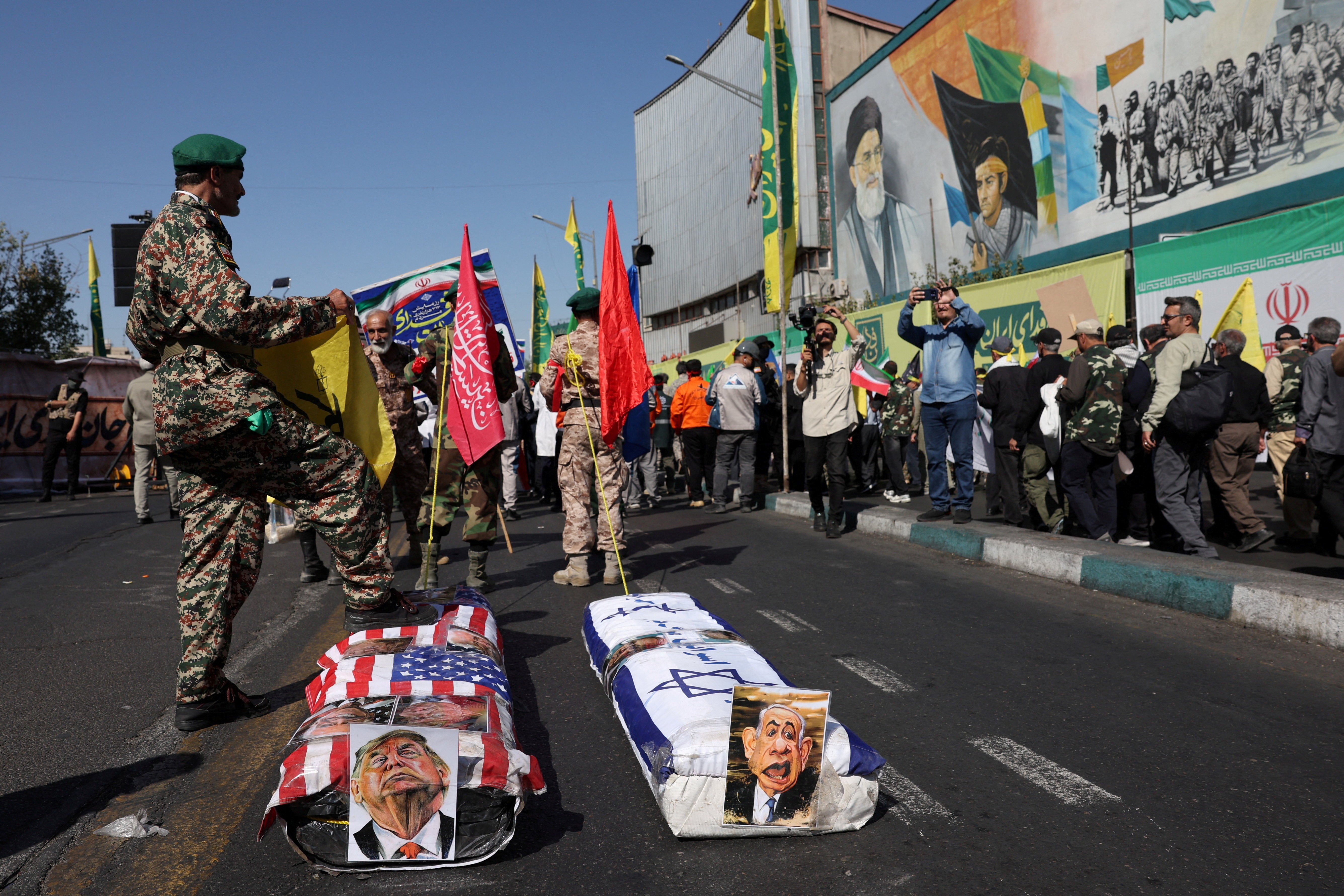 Irã faz desfile militar com 'caixões' de Trump e Netanyahu e batalhão de mulheres com AK-47; FOTOS