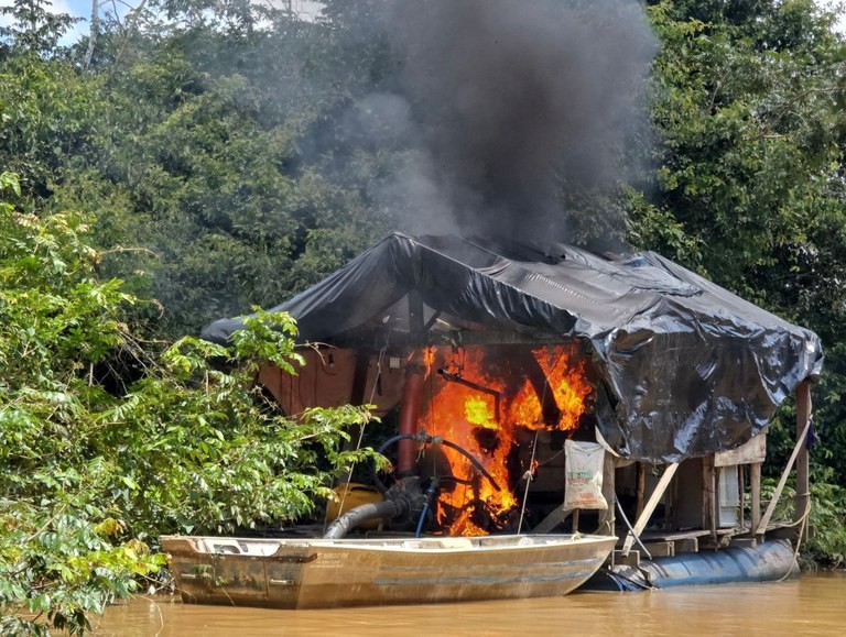 Operação destrói equipamentos de garimpo ilegal na Terra Indígena Kayapó