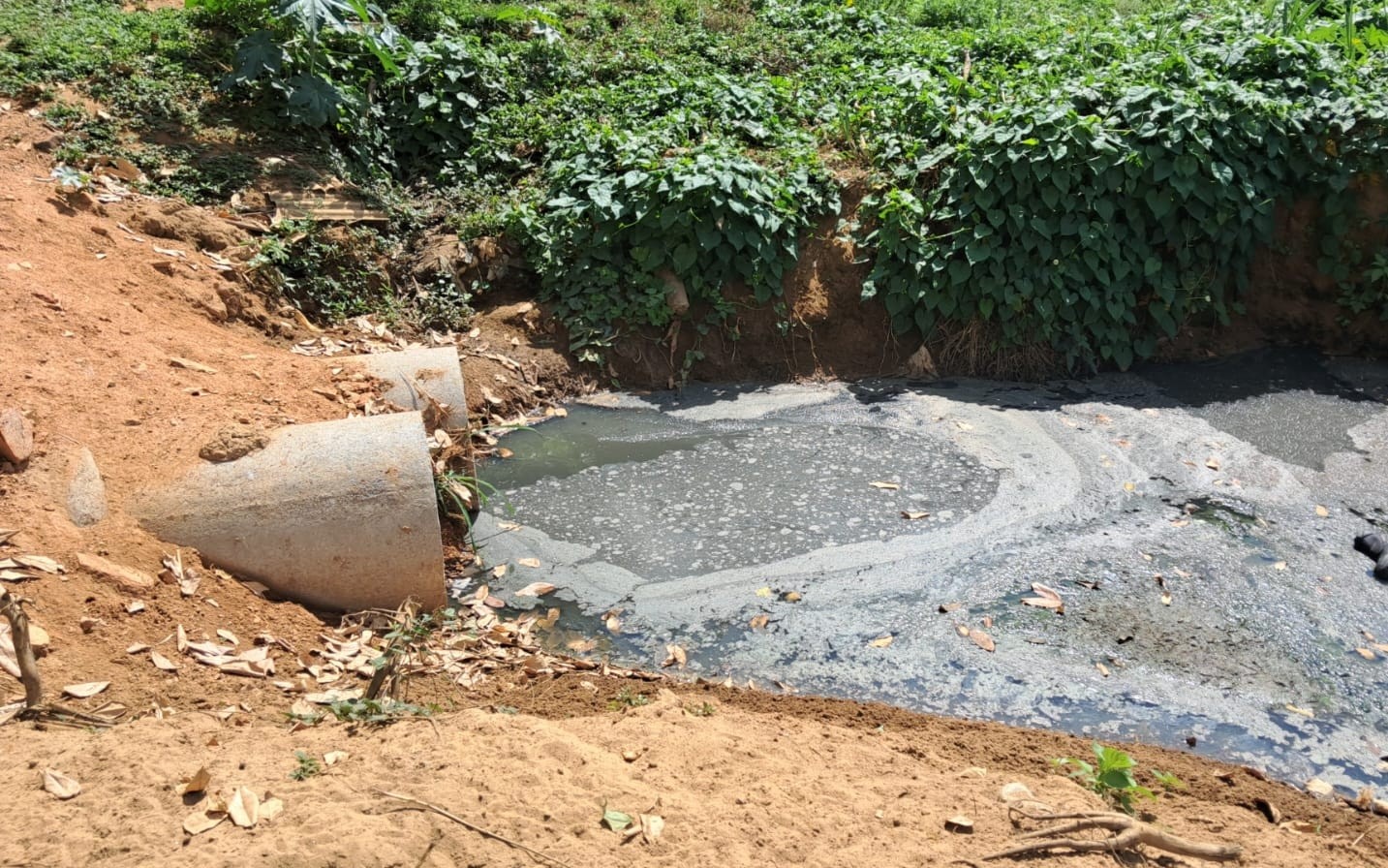 Obra de drenagem inacabada causa acúmulo de esgoto em residências na Beira Rio, em Itaperuna