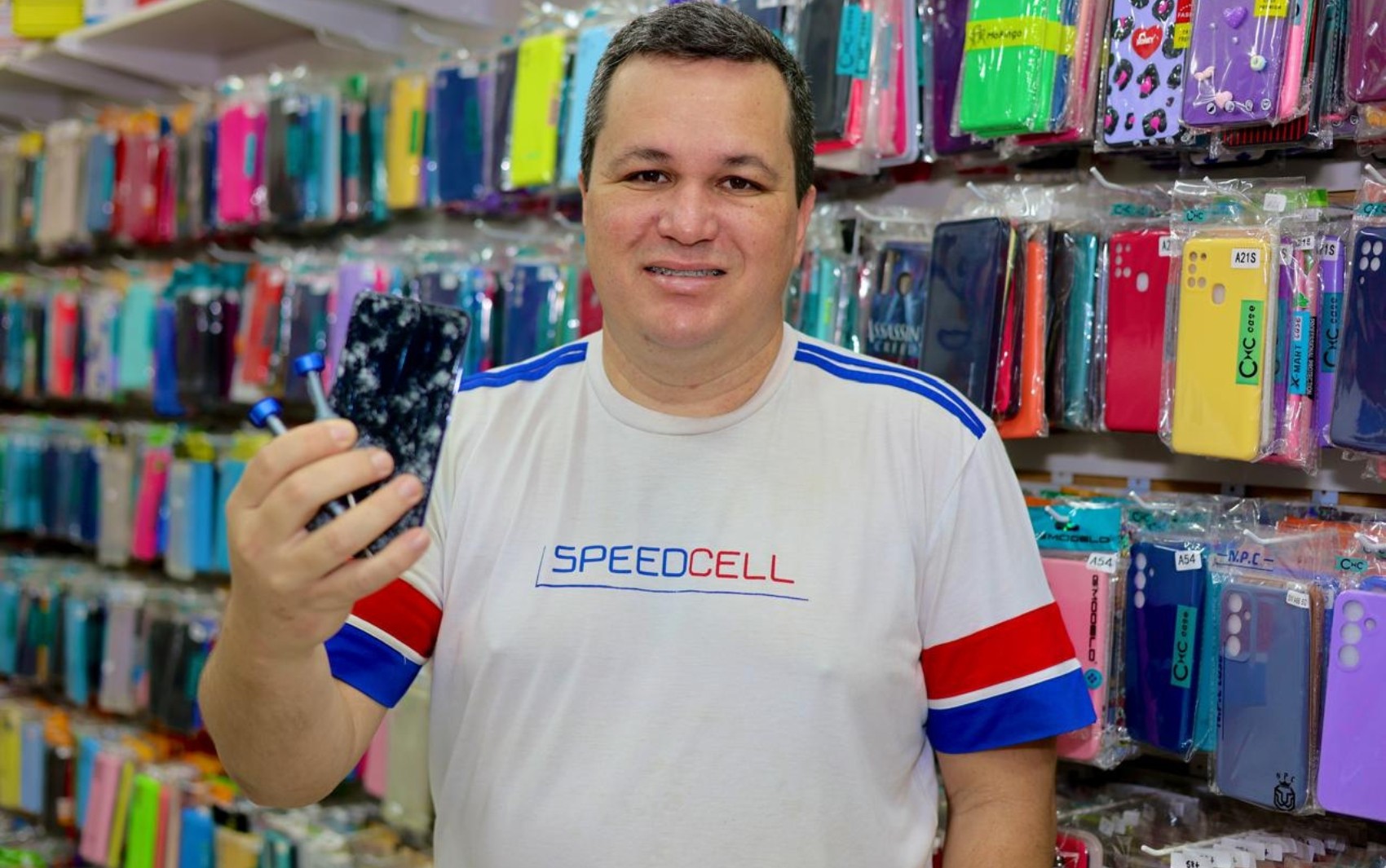 Empresário faz campanha para consertar celulares de graça em Goiás 