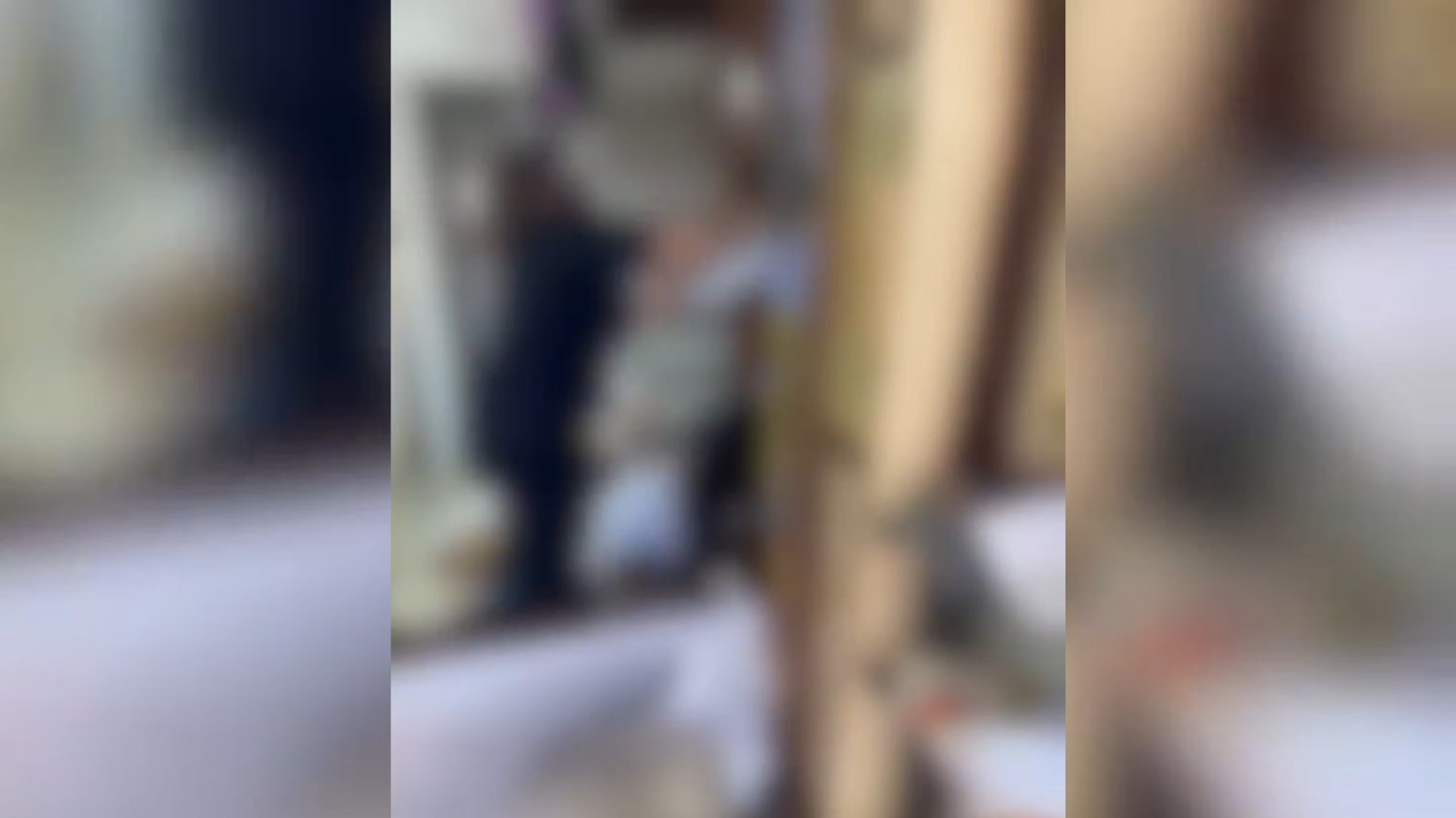 VÍDEO: Discussão termina em pancadaria em meio a caixões de funerária em MG