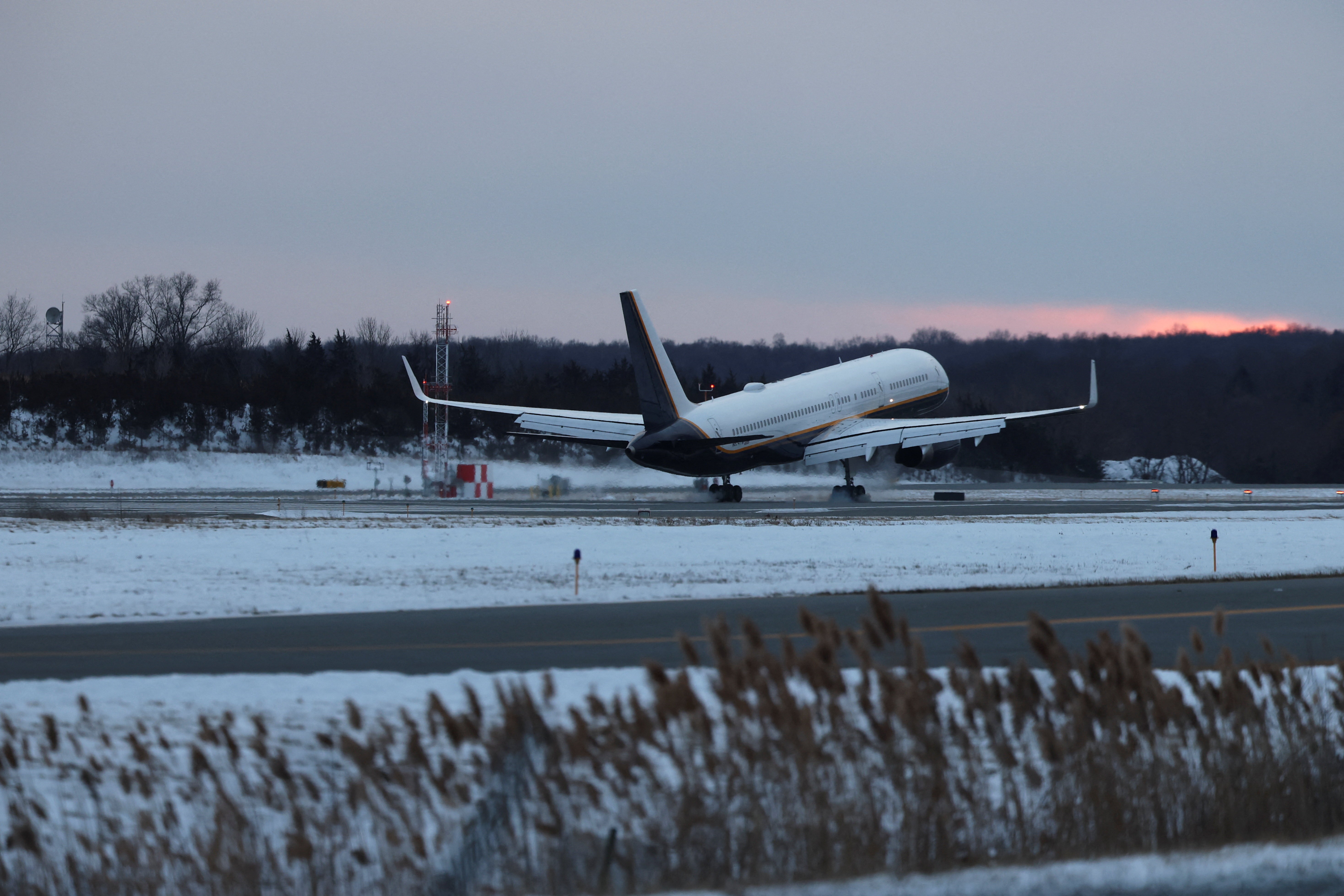 Avião com Maduro chega aos EUA após captura na Venezuela, diz site