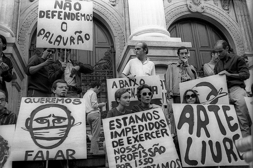 Artistas em manifestação nas escadarias do Teatro Municipal do Rio de Janeiro contra a censura. — Foto: Reprodução/Memorial da Democracia