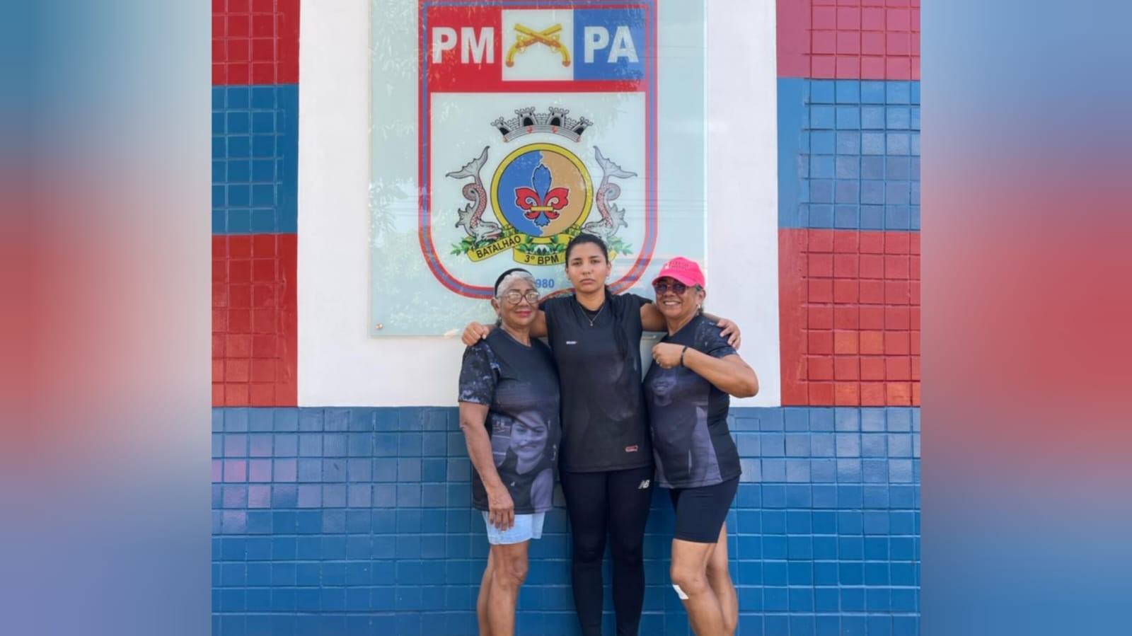 VÍDEO: Pelotão da PM para em frente à casa de aluna em Santarém e homenagem faz mãe chorar de emoção