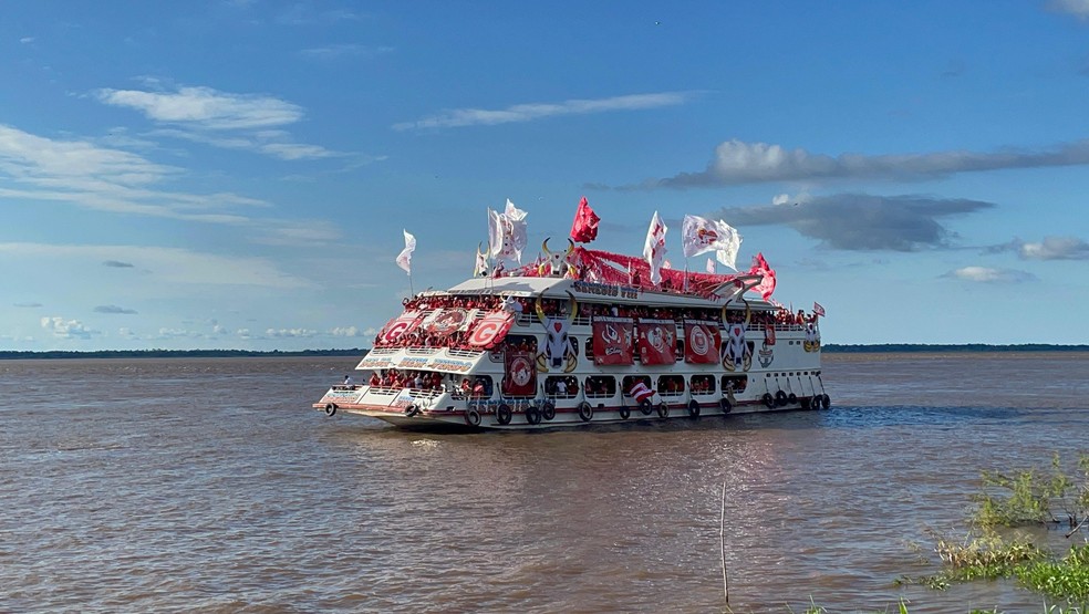 Curitibanos chegaram a Parintins em um barco com cerca de 450 torcedores encarnados do Movimento Amigos do Garantido (MAG), nesta ter&ccedil;a-feira (25). &mdash; Foto: Patrick Marques, g1 AM