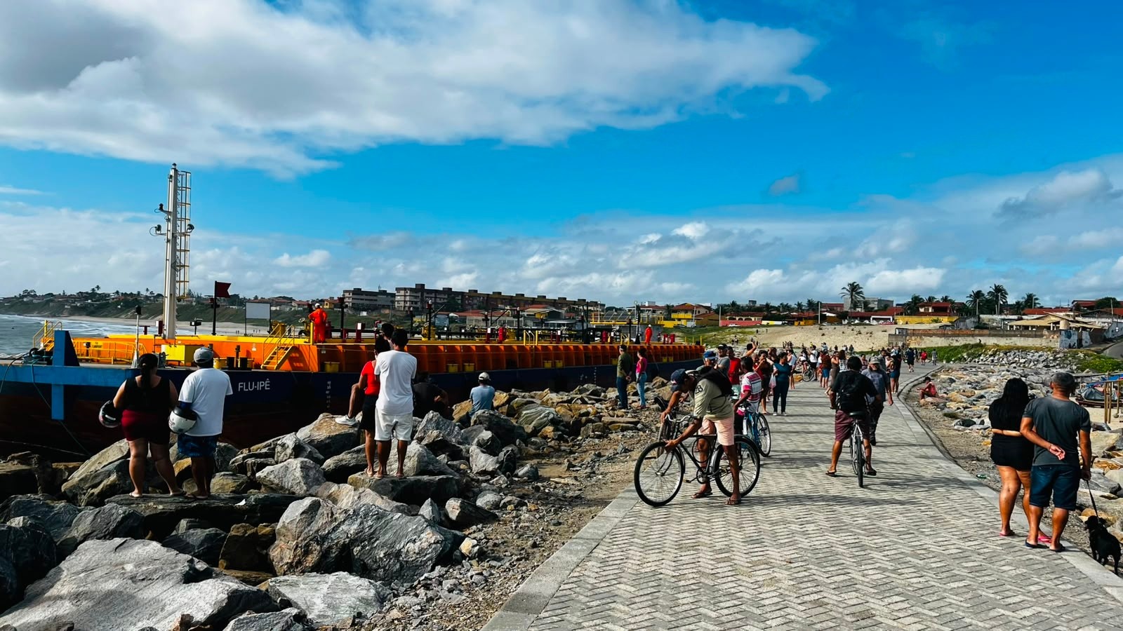 Balsa encalhada vira atração turística na praia do Icaraí, no litoral cearense