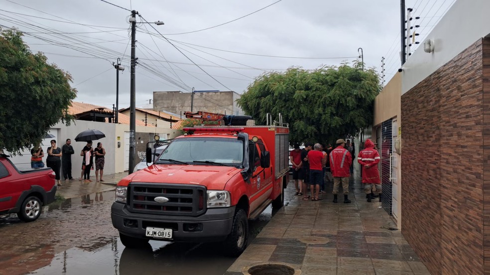 Bombeiros foram at&eacute; a casa da v&iacute;tima, no bairro Padre C&iacute;cero, em Petrolina &mdash; Foto: Mateus Carvalho / TV Grande Rio